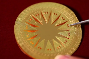 Tranh Trống đồng Đông Sơn bằng vàng 24K - Prima Art quà tặng quốc gia Hoa hậu Hoàn vũ quốc tế 2019