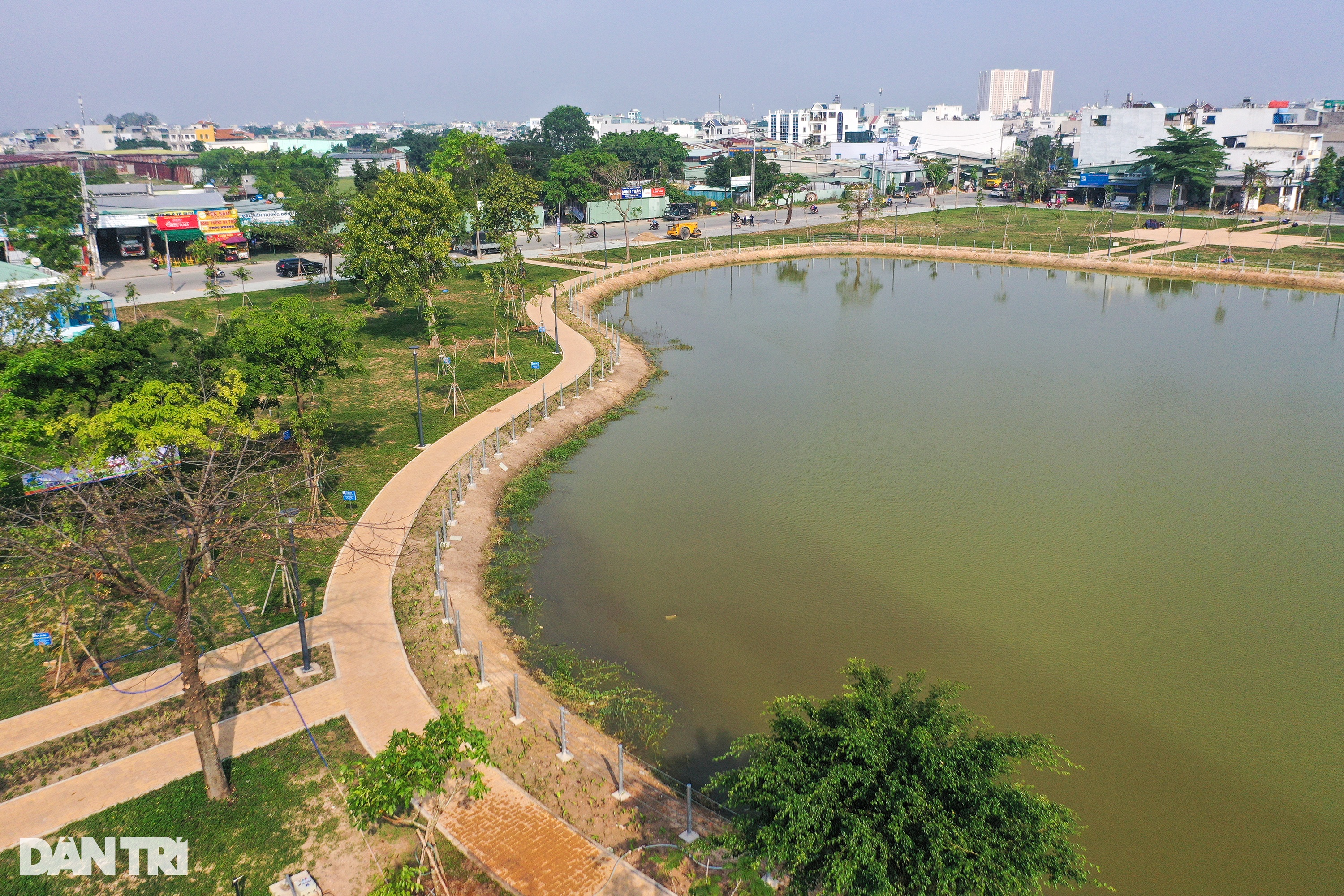 Bãi rác ô nhiễm trở thành công viên có hồ nước hình trái tim - 4