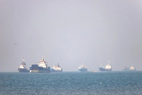 Iran bày trận tàu ngầm mini dưới đáy biển Hormuz