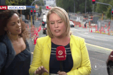 Người phụ nữ lại gần định hôn phóng viên truyền hình trong bản tin trực tiếp