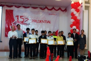 Trao 20 suất học bổng đến học sinh dân tộc thiểu số nghèo hiếu học