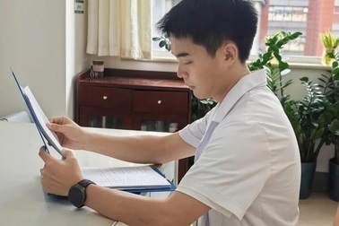 Trung Quốc: Cuộc hội ngộ của bác sĩ điển trai và ân nhân 19 năm trước
