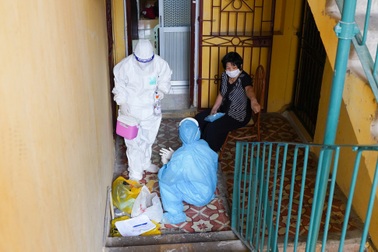 Hà Nội: Y tế gõ cửa từng nhà, đưa 28 F1 ở ổ dịch Thanh Xuân Nam đi cách ly