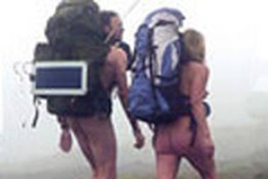 Trần truồng đi bộ hơn 1.300 km 