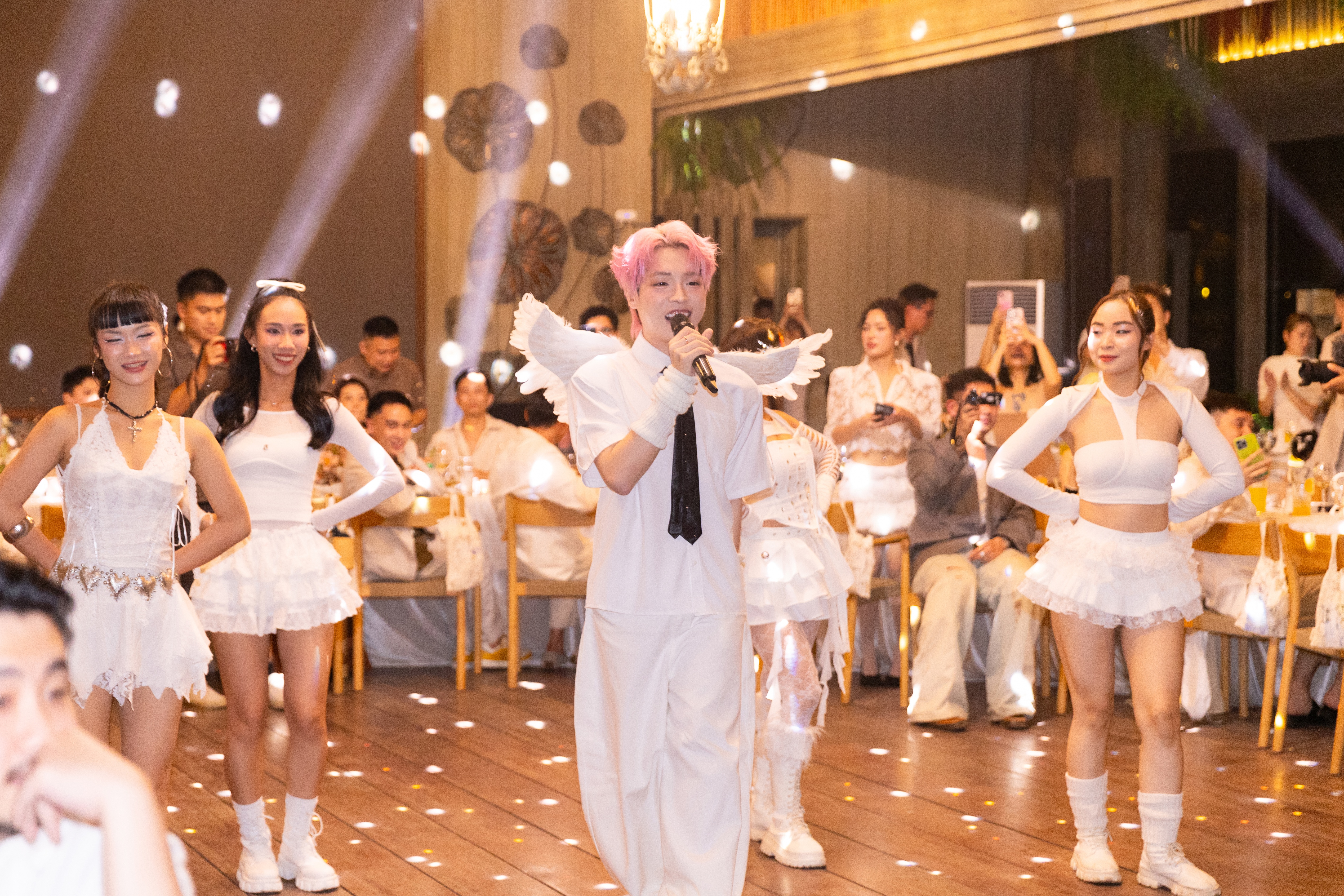 Lễ cưới Salim: Bé Pam đội nhẫn cho cha mẹ, Đức Phúc bất ngờ xuất hiện - 10 Lễ cưới Salim: Bé Pam đội nhẫn cho cha mẹ, Đức Phúc bất ngờ xuất hiện - 10