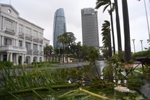 Phải nghỉ việc do bão, người lao động có được hưởng lương?