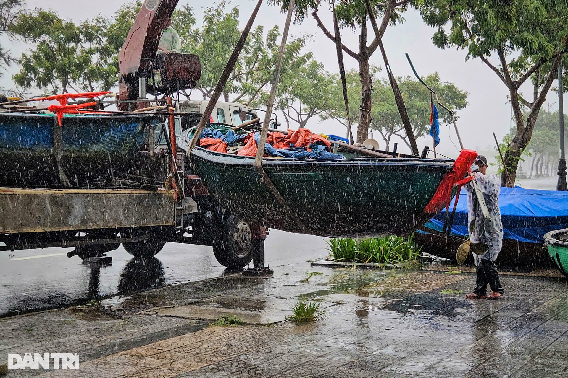 Ngư dân Đà Nẵng chi tiền triệu thuê xe cẩu thuyền lên bờ tránh bão - 2