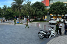 Người đàn ông nước ngoài bị đâm tử vong trước trung tâm thương mại