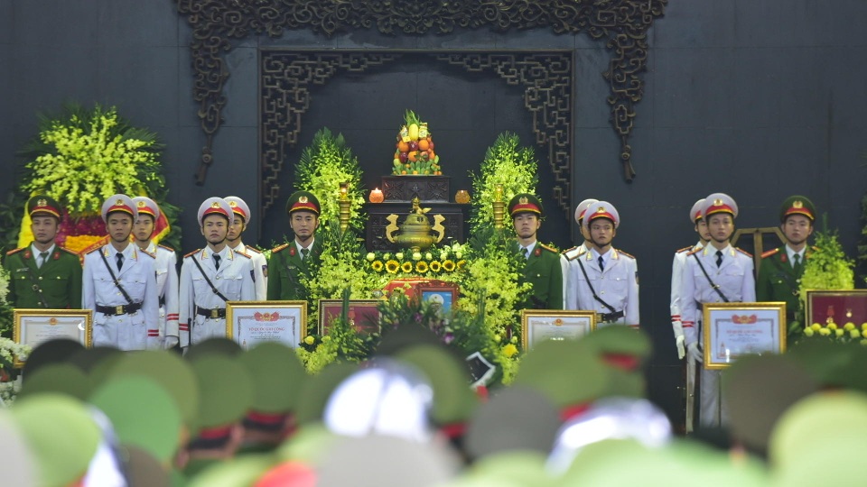 Thủ tướng viếng 3 liệt sĩ hy sinh ở Đồng Tâm - 6 Thủ tướng viếng 3 liệt sĩ hy sinh ở Đồng Tâm - 6