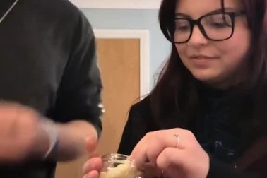 Người trẻ Mỹ Latinh ngồi dưới gầm bàn vào năm mới