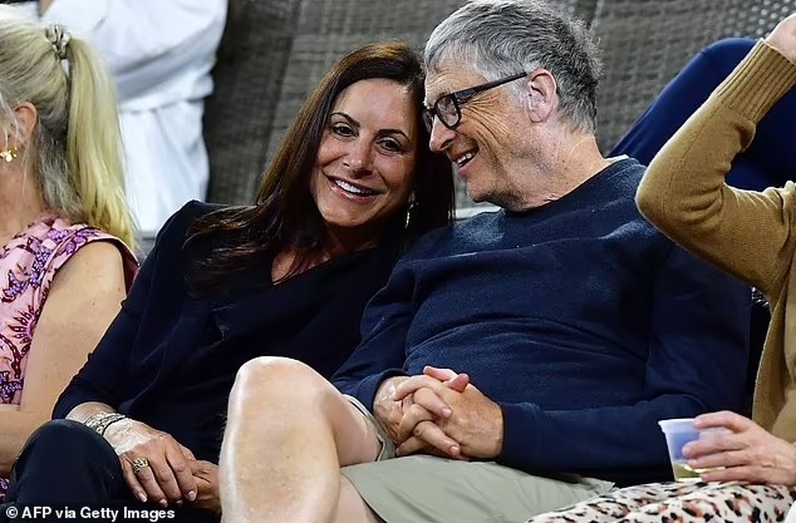 Bất ngờ với biểu cảm của tỷ phú Bill Gates khi đi với nhóm bạn nữ - 2 Bất ngờ với biểu cảm của tỷ phú Bill Gates khi đi với nhóm bạn nữ - 2