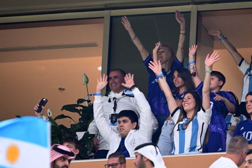 Lịm tim trước khoảnh khắc ngọt ngào của Messi bên vợ con sau trận chung kết - 2 Lịm tim trước khoảnh khắc ngọt ngào của Messi bên vợ con sau trận chung kết - 2