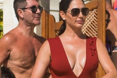 Bạn gái ông bầu siêu giàu Simon Cowell đẹp quyến rũ trên biển
