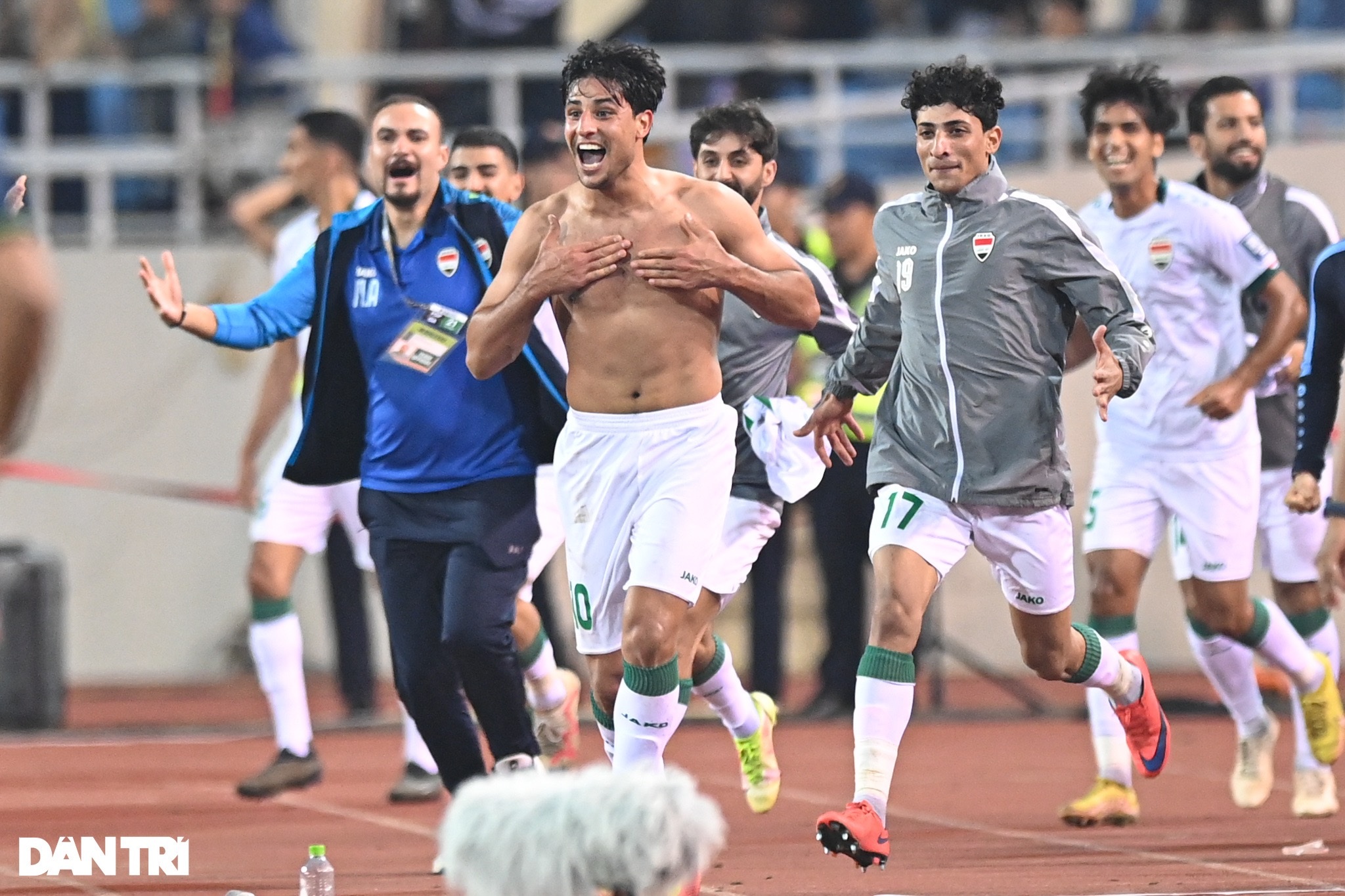 Trenér Troussier byl ohromen, když vietnamský tým inkasoval gól v poslední vteřině - 1 HLV Troussier thất thần khi tuyển Việt Nam thủng lưới ở giây cuối cùng - 1