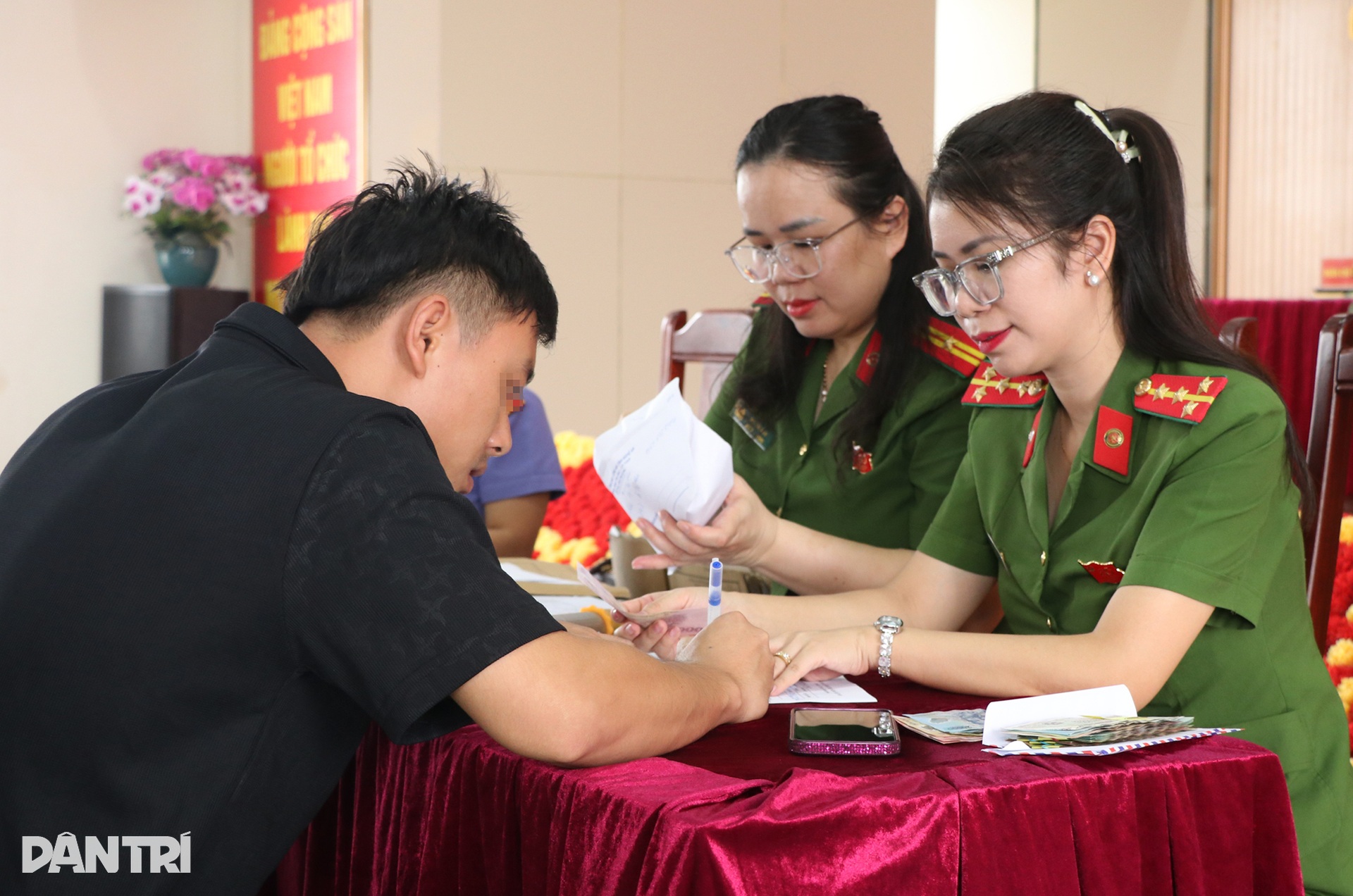 Cái ôm của chàng sinh viên sa chân vào vòng lao lý ngày được đặc xá - 4