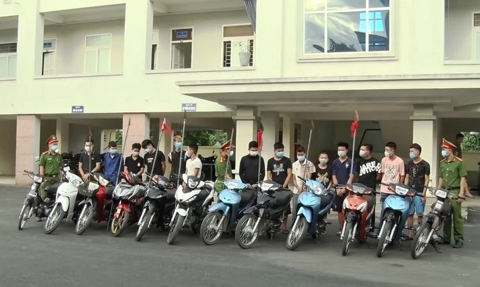 Bắt nhóm thanh niên đi xe máy, cầm dao chọc ghẹo người đi đường - 1 Bắt nhóm thanh niên đi xe máy, cầm dao chọc ghẹo người đi đường - 1