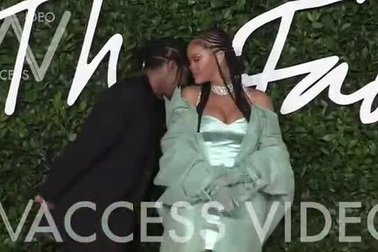 Rihanna và bạn trai A$AP Rocky dự sự kiện thời trang ở Anh
