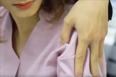 Bà mẹ đơn thân tố hàng xóm xông vào nhà tắm sàm sỡ