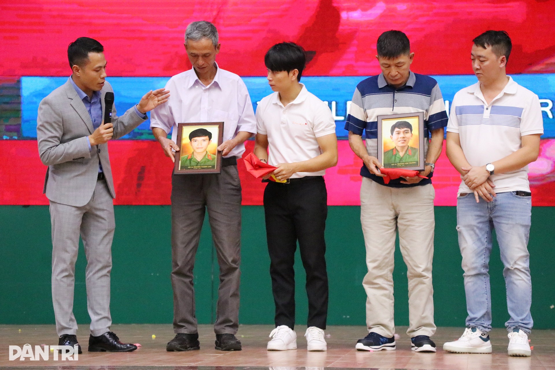 Con gái liệt sỹ òa khóc: 54 năm rồi con mới được gặp bố, bố ơi... - 9 Con gái liệt sỹ òa khóc: 54 năm rồi con mới được gặp bố, bố ơi... - 9