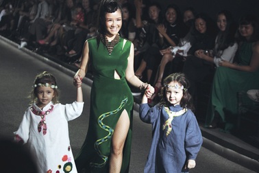 Cặp song sinh nhà Hồng Nhung “gây sốt” trên sàn catwalk