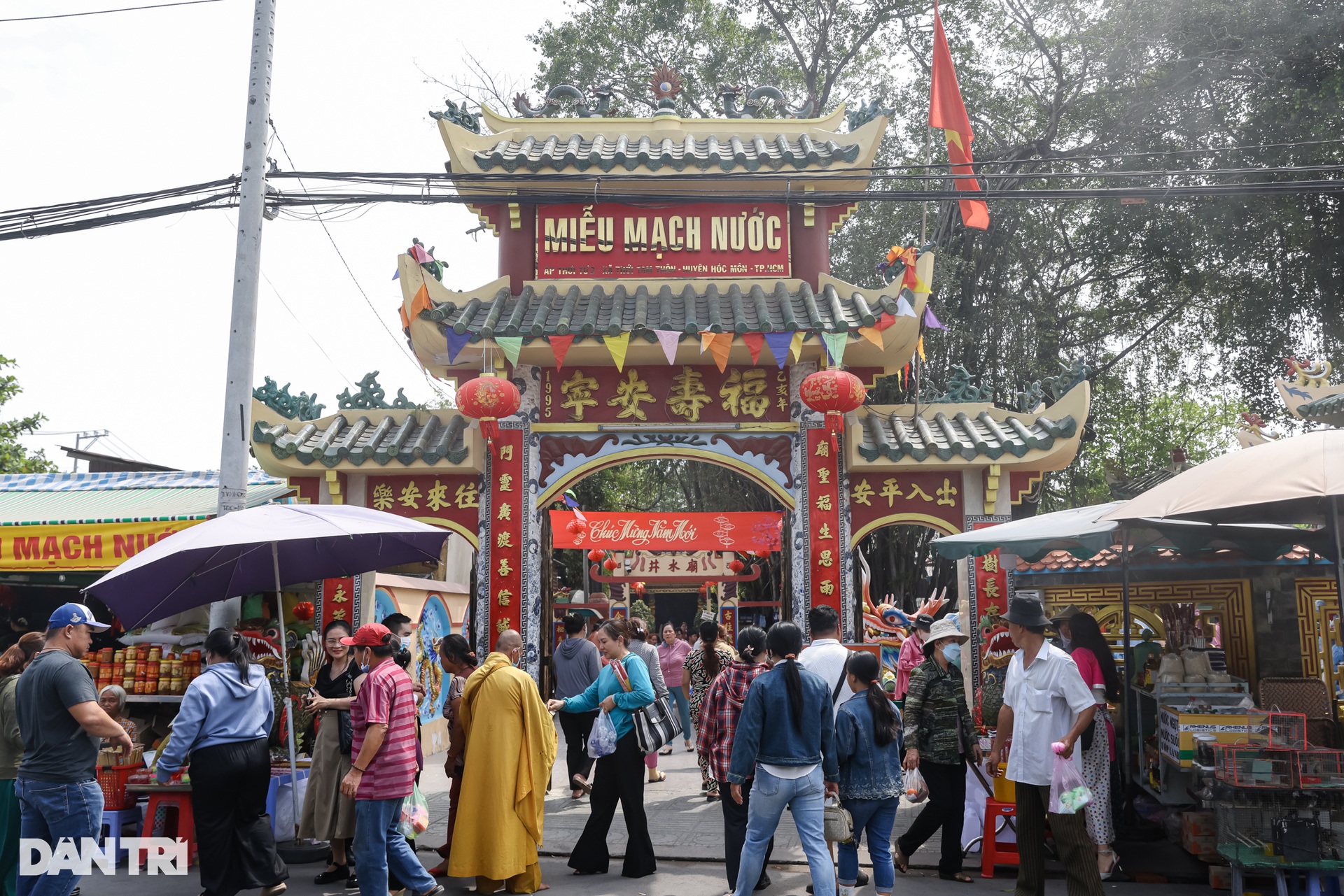 Người dân xin nước thiêng trong ngôi miếu có mạch nước ngầm ở TPHCM - 1 Người dân xin nước thiêng trong ngôi miếu có mạch nước ngầm ở TPHCM - 1