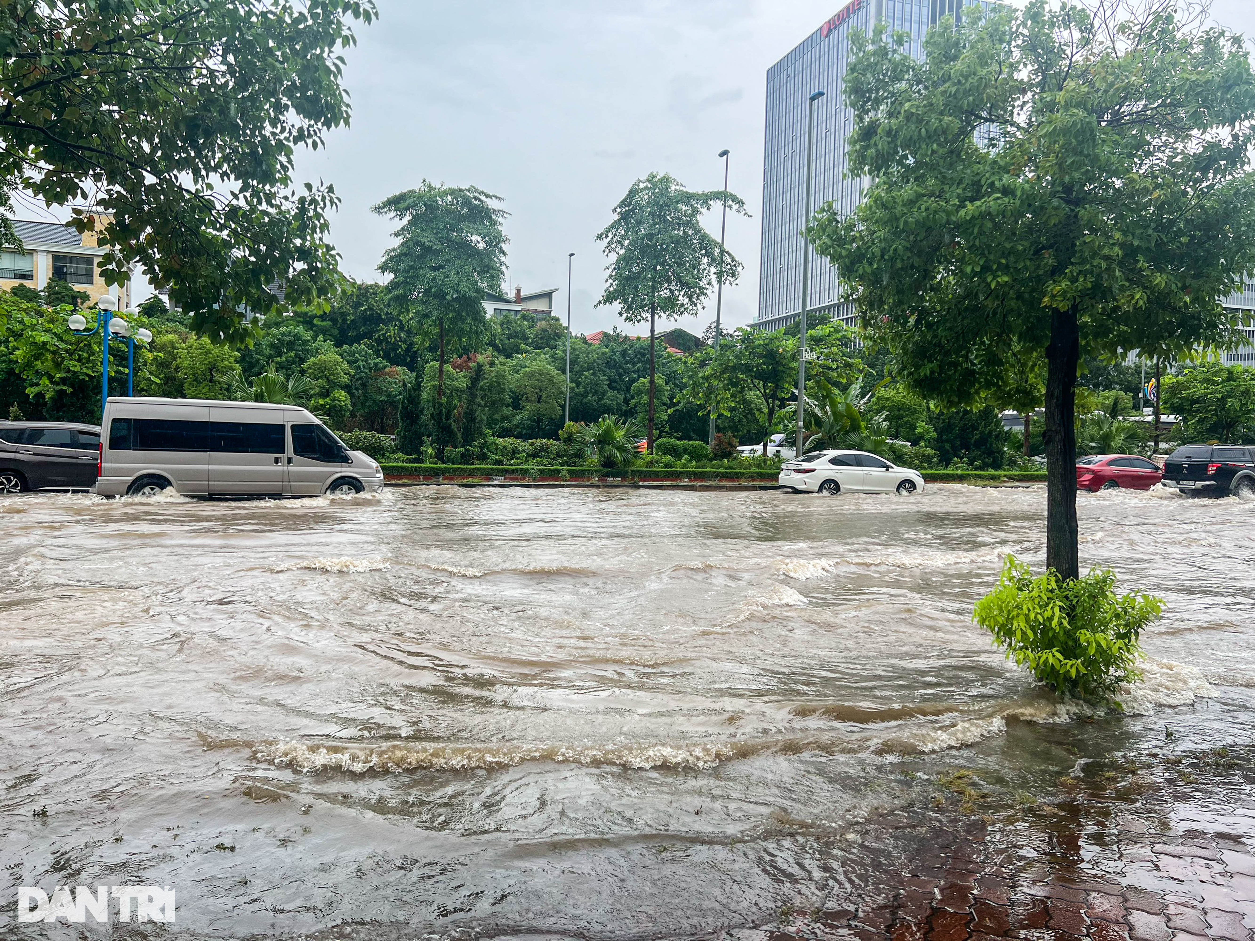 Hà Nội: Mưa lớn ngày cuối tuần, hàng loạt ô tô chết máy - 5