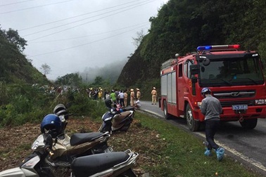 Xe Land Cruiser lao xuống vực, 5 người bị thương