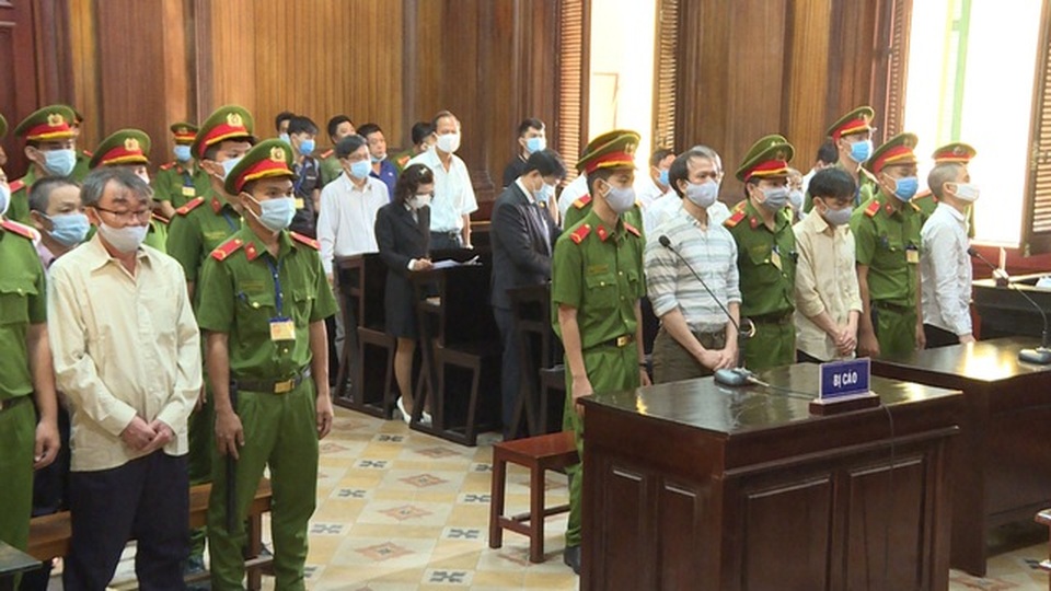 Nhóm khủng bố ném bom xăng vào trụ sở công an phường lãnh án - 1 Nhóm khủng bố ném bom xăng vào trụ sở công an phường lãnh án - 1