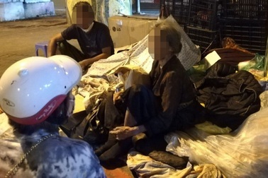 Hà Nội: 8 năm gói ghém từng túi quà đem tới cho người vô gia cư