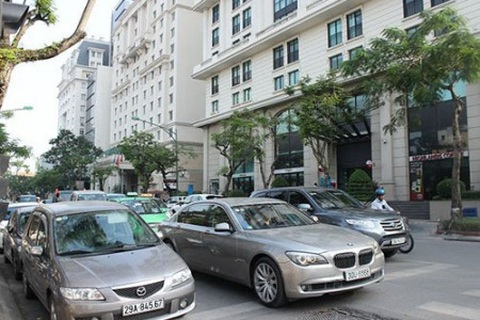 Mở cửa cho ô tô không chính hãng