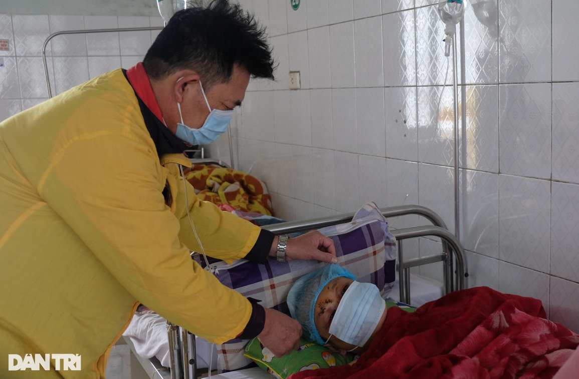 Bỏ học chăm mẹ bệnh, bố thần kinh, cậu sinh viên gặp nạn vô cùng nguy kịch - 3 Bỏ học chăm mẹ bệnh, bố thần kinh, cậu sinh viên gặp nạn vô cùng nguy kịch - 3