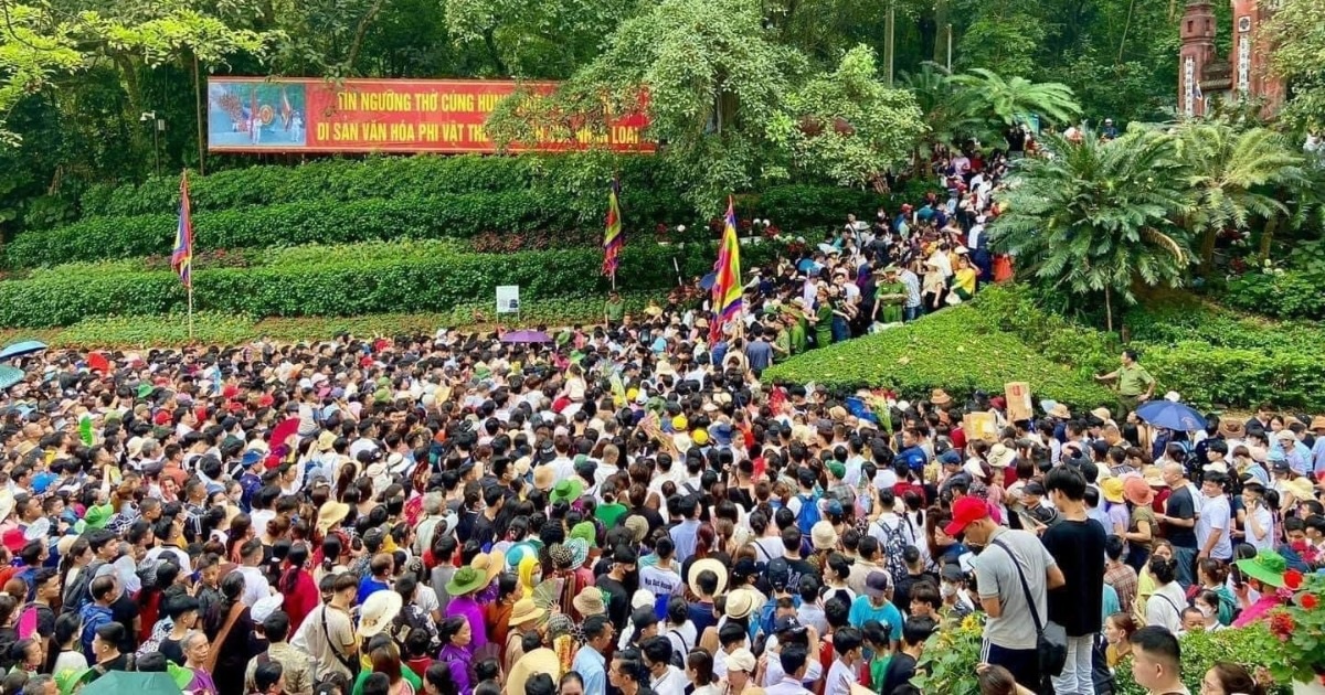 View - Khung cảnh "nghẹt thở" hàng vạn người đổ về Đền Hùng trước ngày Giỗ Tổ | Báo Dân trí