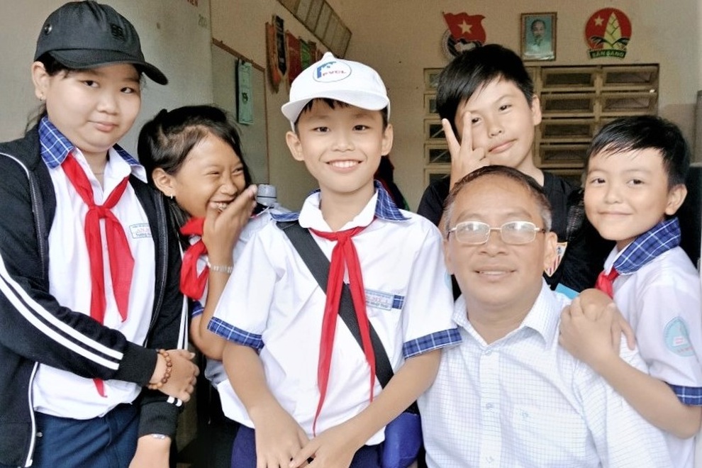 Thầy giáo thể dục tự nguyện trích tiền của mình giúp học sinh khó khăn - 1 Thầy giáo thể dục tự nguyện trích tiền của mình giúp học sinh khó khăn - 1