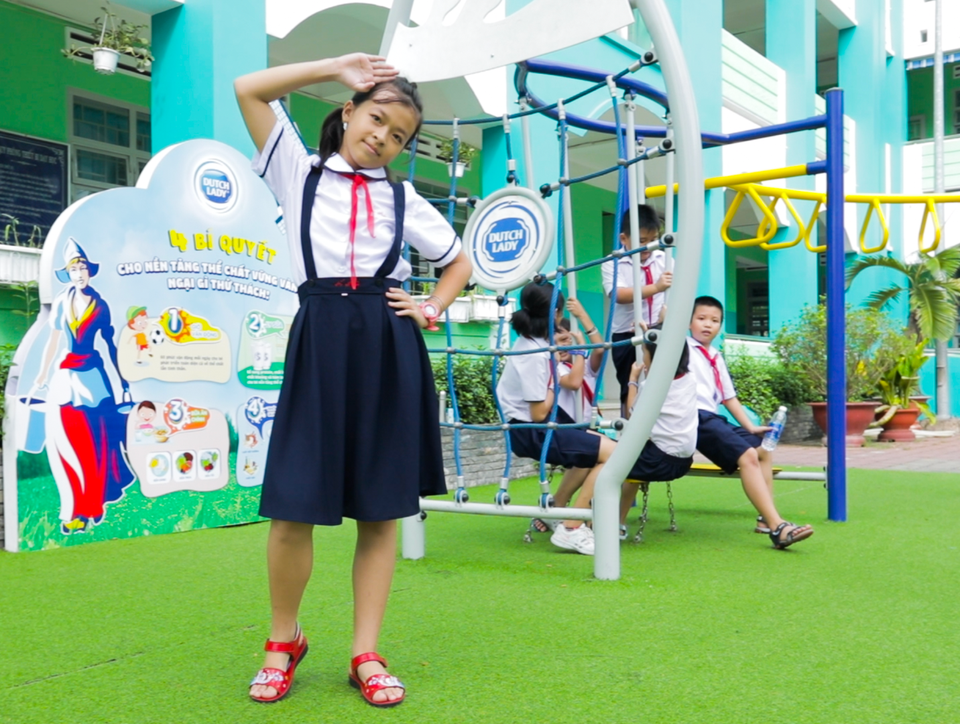 Phát sốt với loạt khoảnh khắc đáng yêu của bé cùng vũ điệu uống sữa - 9 Phát sốt với loạt khoảnh khắc đáng yêu của bé cùng vũ điệu uống sữa - 9