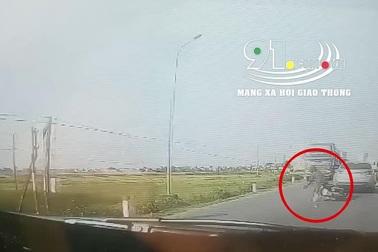 Trượt ngã do phanh gấp, thanh niên suýt mất mạng dưới bánh xe ben