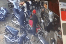 Hỗn chiến giữa phố, một thanh niên bị đâm thủng phổi