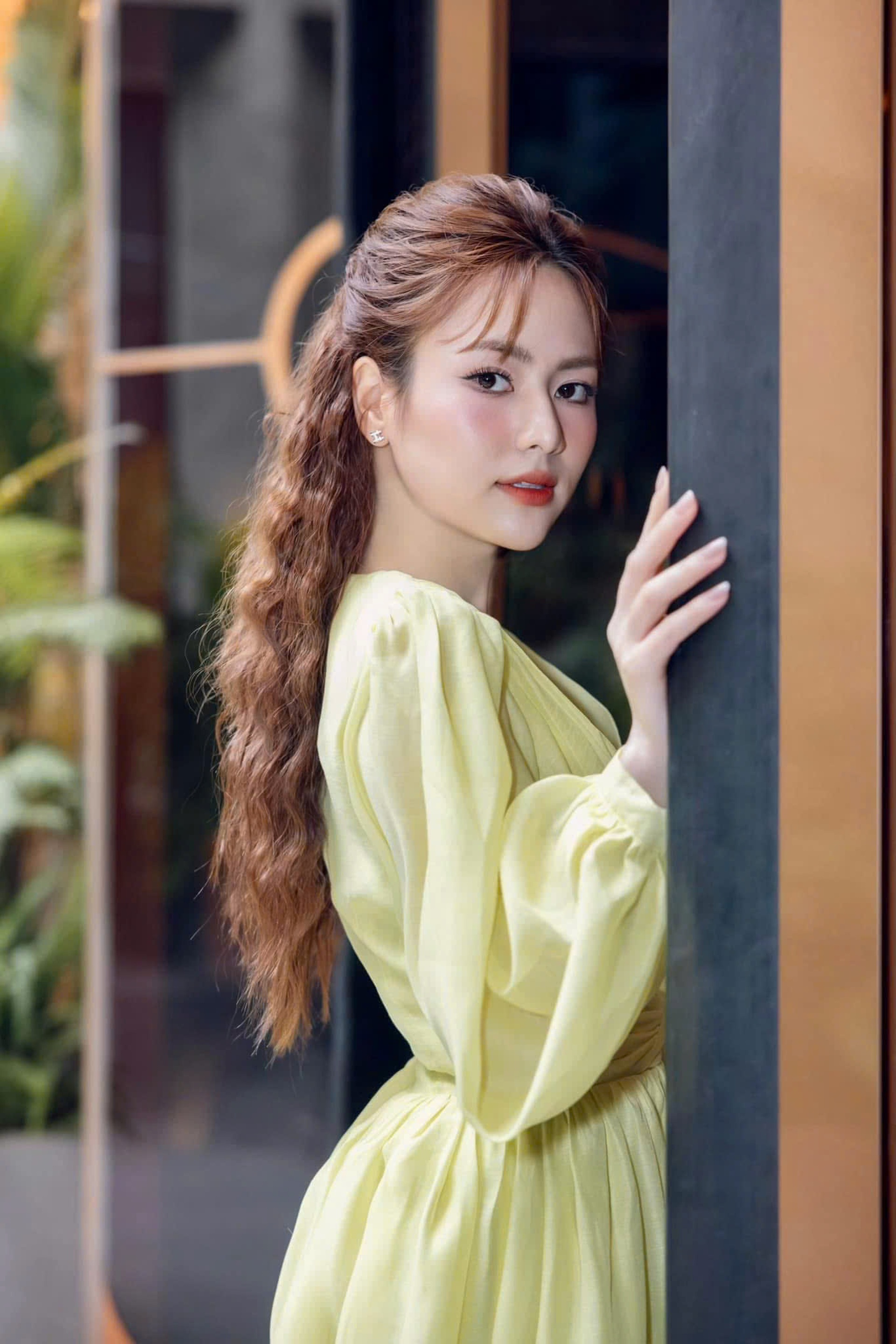 Việt Hoa U30: Nhan sắc xinh đẹp, phong cách thời trang thanh lịch - 10 Việt Hoa U30: Nhan sắc xinh đẹp, phong cách thời trang thanh lịch - 10