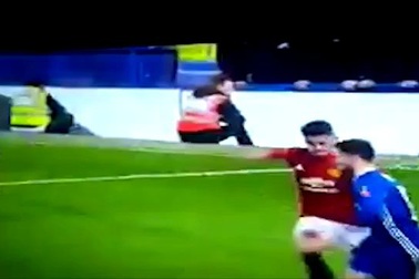 Tình huống Marcos Rojo giẫm lên người Eden Hazard