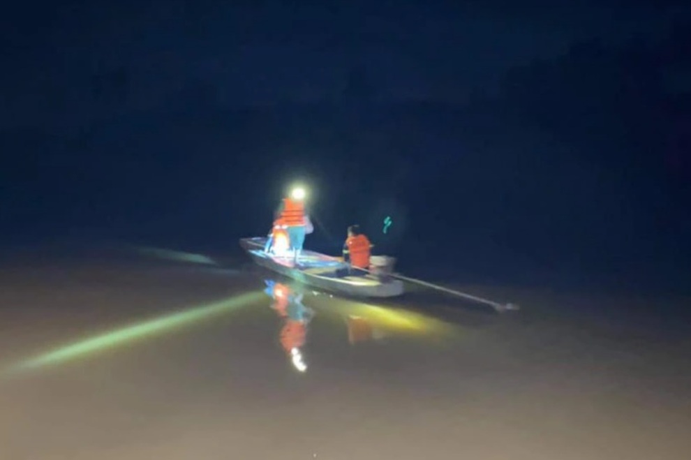 Nỗ lực tìm kiếm 2 người mất tích vì rơi xuống biển và lật thuyền trên sông - 1 Nỗ lực tìm kiếm 2 người mất tích vì rơi xuống biển và lật thuyền trên sông - 1