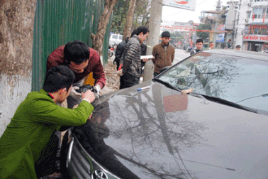 Hàng loạt xe sang bị đập kính trộm đồ