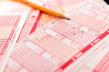 Mua xổ số trong đêm nhờ linh tính, người phụ nữ ở Mỹ "đổi đời" sau ít phút