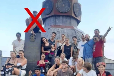 Xác minh hình ảnh du khách nước ngoài ngồi lên tấm bia khắc hình Quốc huy