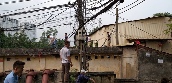 Hiện trường vụ cháy làm 8 người chết tại Hà Nội: Người mẹ gào khóc ngồi đợi nhận thi thể con trai - Ảnh 7. Hiện trường vụ cháy làm 8 người chết tại Hà Nội: Người mẹ gào khóc ngồi đợi nhận thi thể con trai - Ảnh 7.