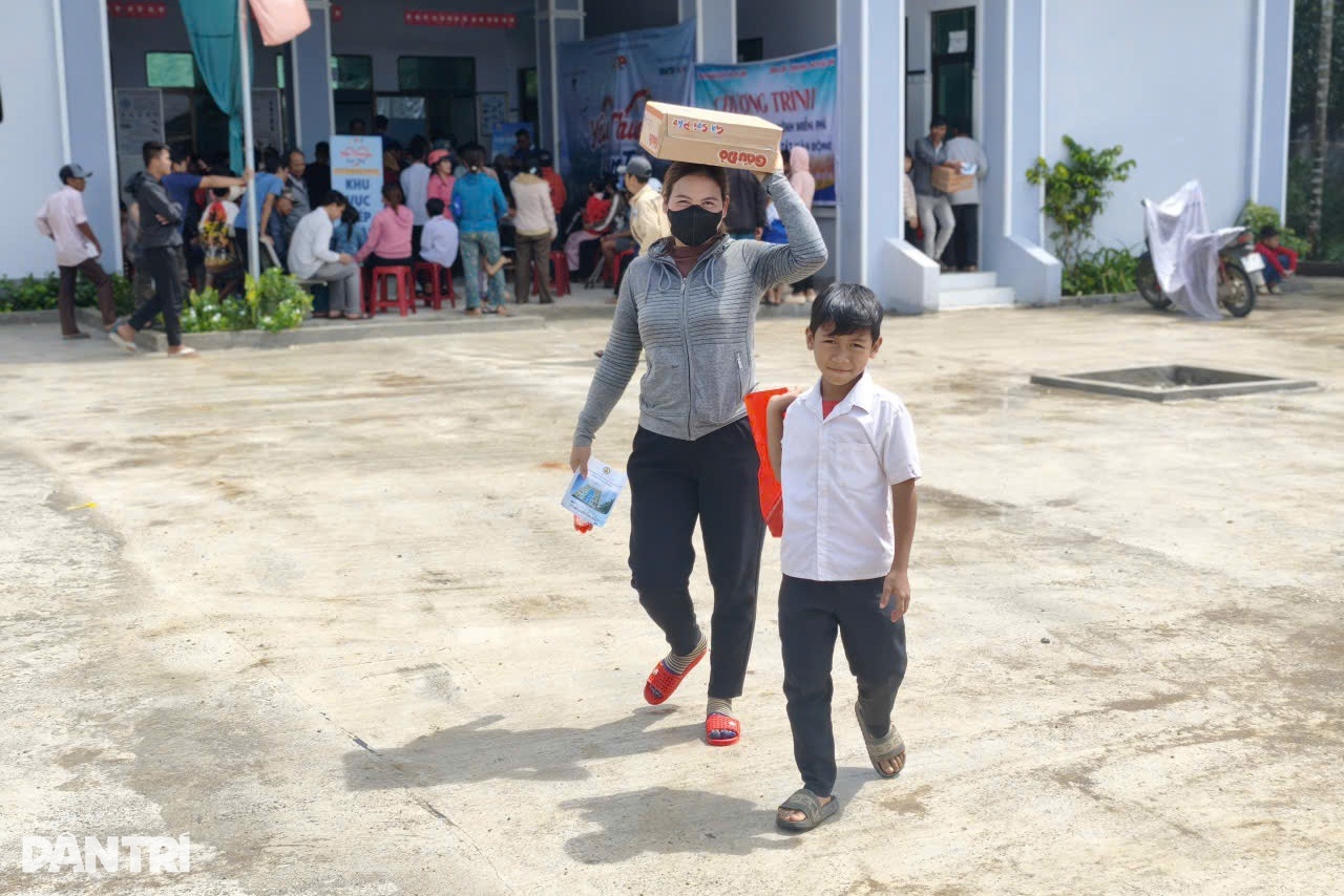 Nhiều bà mẹ cùng một xã phát hiện con mắc bệnh hiểm ở não từ lúc lọt lòng - 10