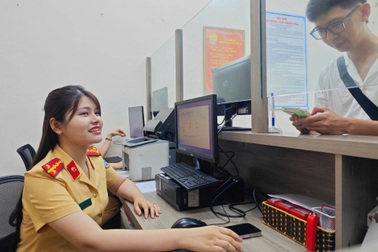 Công an xã, phường ở Hà Nội sẵn sàng làm ngoài giờ để cấp đăng ký xe