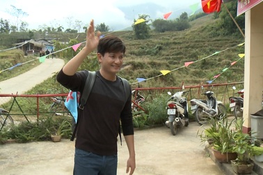 Bá Thắng nấu ăn phục vụ học các bé mầm non tại Lào Cai