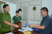 Hai anh em nhặt được 100 triệu đồng, nhờ công an tìm người trả lại