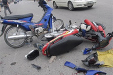 Hai xe wave tông nhau, 3 người trọng thương