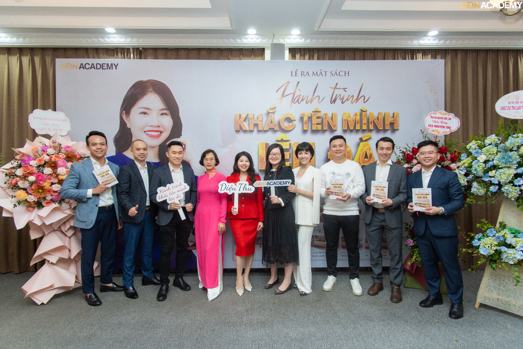 Ra mắt cuốn sách Hành trình khắc tên mình lên đá - 2 Ra mắt cuốn sách Hành trình khắc tên mình lên đá - 2