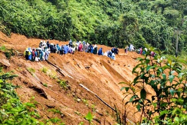 Người dân đi bộ 15km, vượt núi để mua nhu yếu phẩm vào vùng cô lập